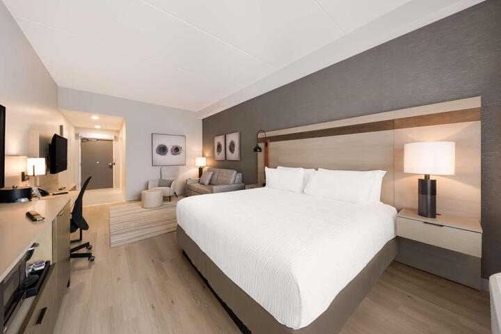 Suite 2 Queen Beds Sofa Bed 2 Smart Tvs Microwave and Refrigerator Full Breakfast (12 of 15)