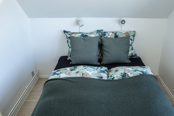 Room 6 of 17