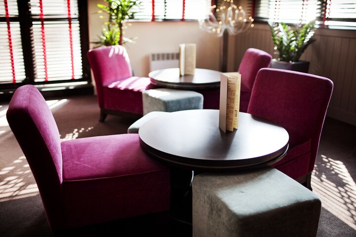 Lounge 40 of 52