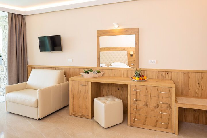 Room 5 of 121
