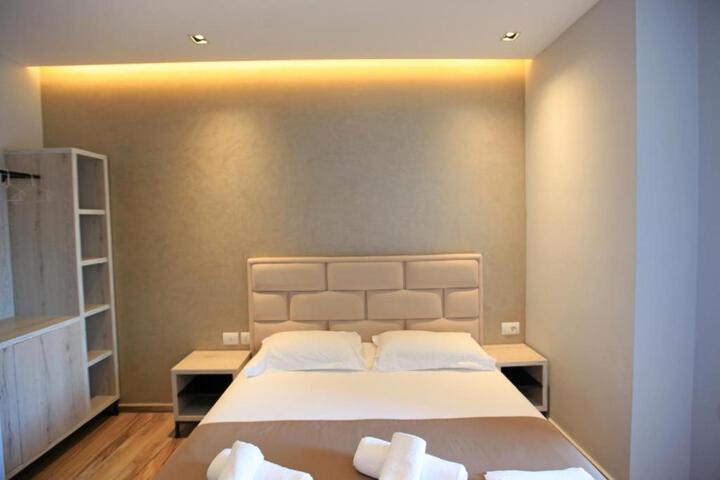 Room 3 of 143