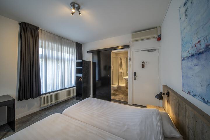 Room 9 of 30