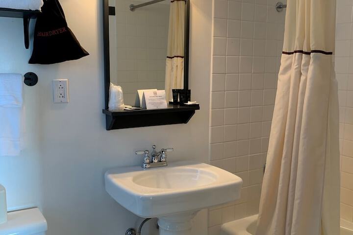 Deluxe King Bed (2 of 9)