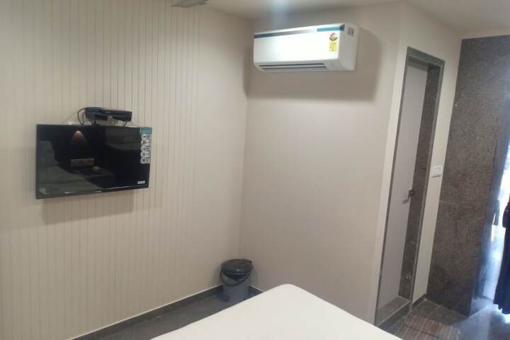 Room 16 of 33