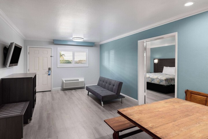 Studio Suite Futon Bed King Bed (3 of 6)
