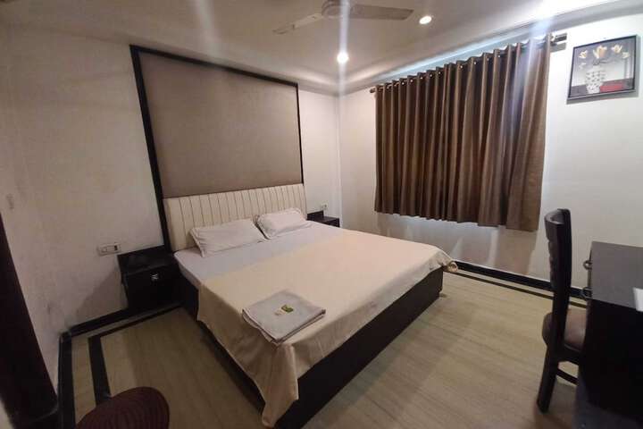 Room 9 of 23