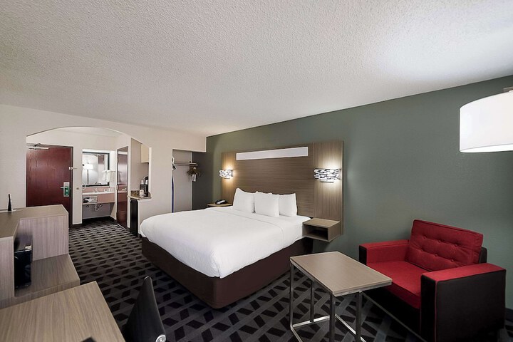 1 King Bed (4 of 36)