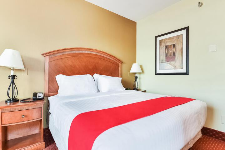 1 King Bed (1 of 20)