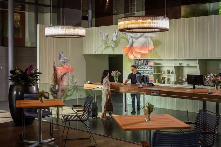 Lobby lounge