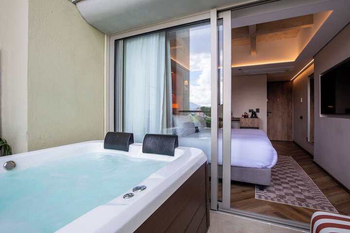 Hot Tub 81 of 102