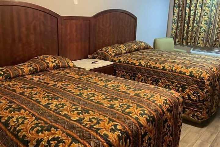 Comfort Room 1 Queen Bed (1 of 9)