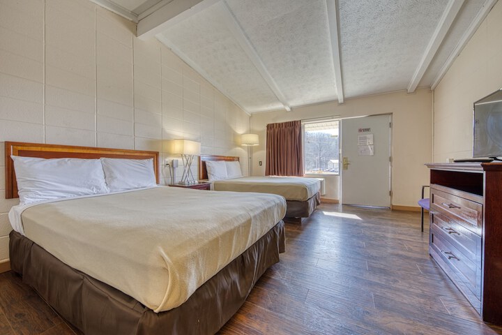 2 Queen Beds (3 of 5)