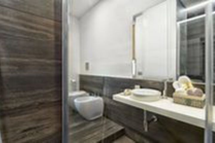 Room 4 of 18