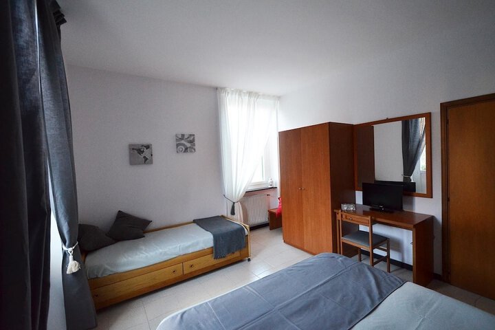 Room 11 of 32