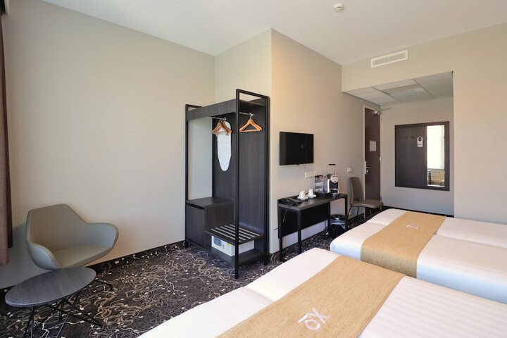 Room 6 of 42