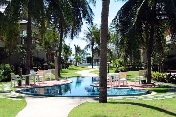 Hotel with Pool