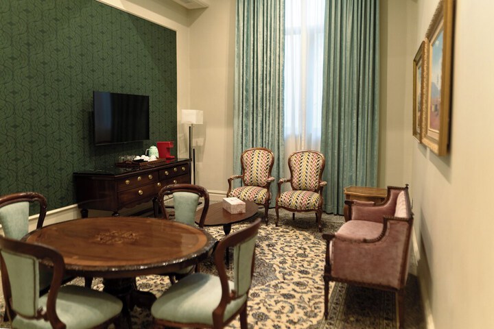 Room 44 of 77