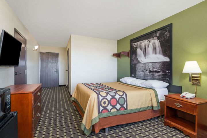 1 Queen Bed (14 of 18)