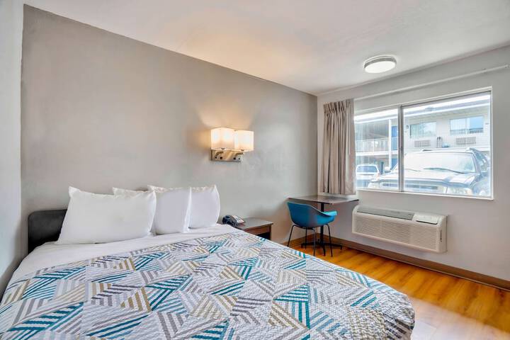 Deluxe Room 1 Queen Bed (9 of 12)