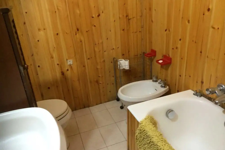 Room 7 of 12