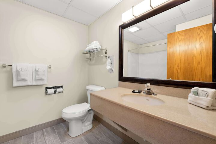 1 King Accessible Bathtub First Floor Microwave, Refrigerator WiFi Continental Breakfast (3 of 23)