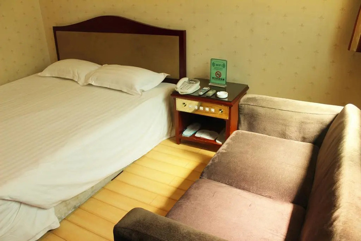 Room 6 of 18