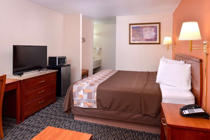 1 King Bed (8 of 9)