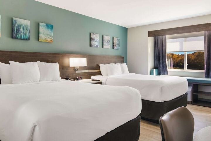 1 Queen Bed (9 of 16)
