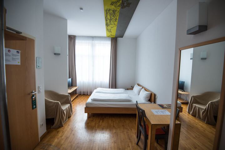 Room 12 of 28