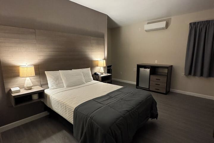 Room 5 of 9