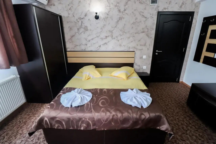 Room 4 of 27