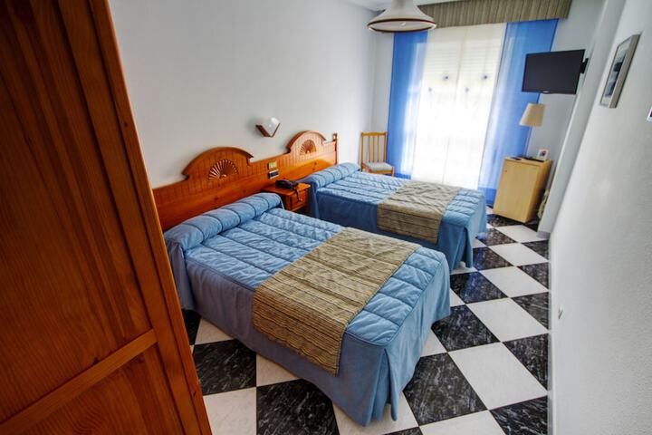 Room 4 of 16