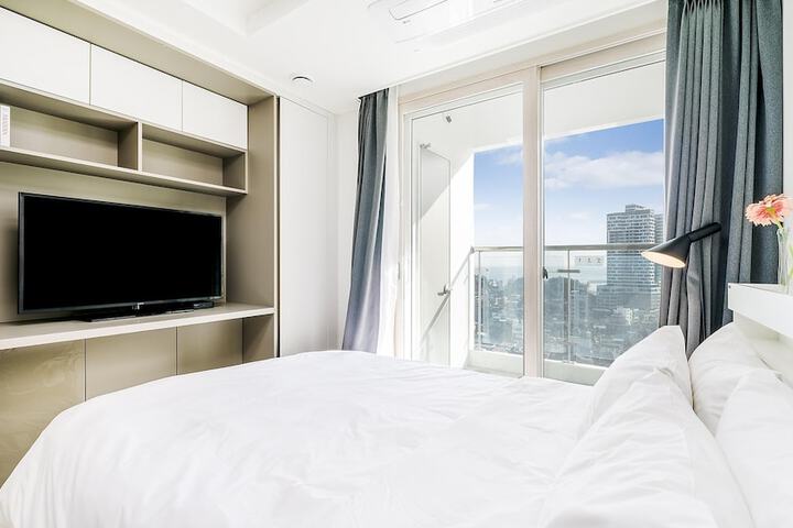 Room 320 of 640