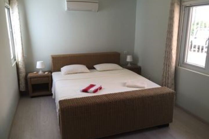 Room 6 of 16