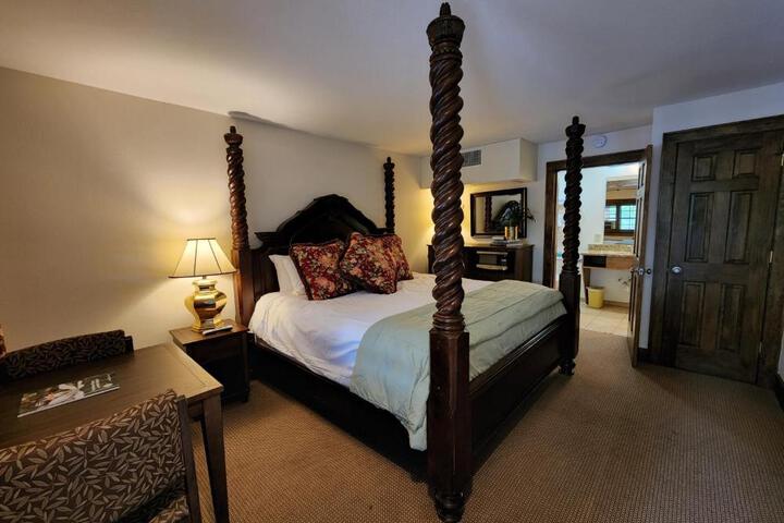 Standard Room, King or Two Doubles (4 of 7)