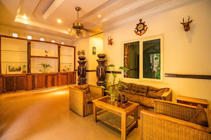 Lounge 8 of 12