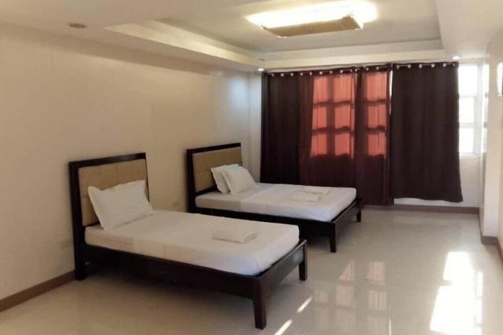 Room 4 of 7