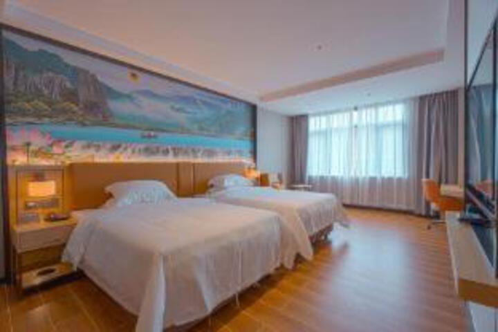 Room 7 of 9