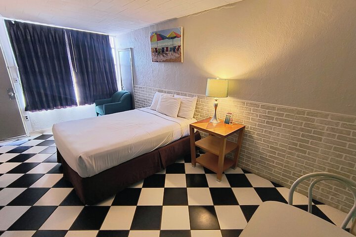 Classic Queen Bed (3 of 8)