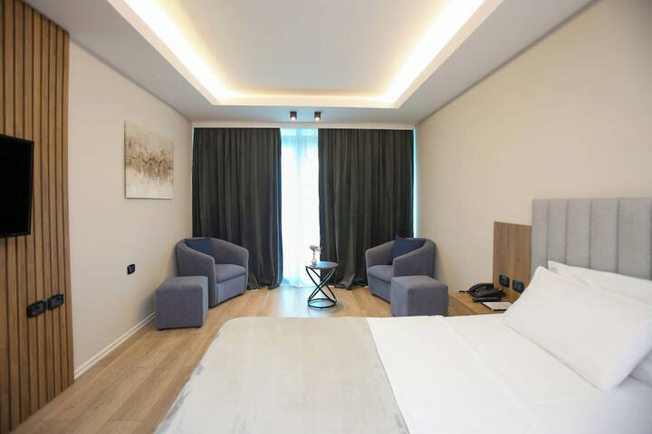 Room 33 of 47