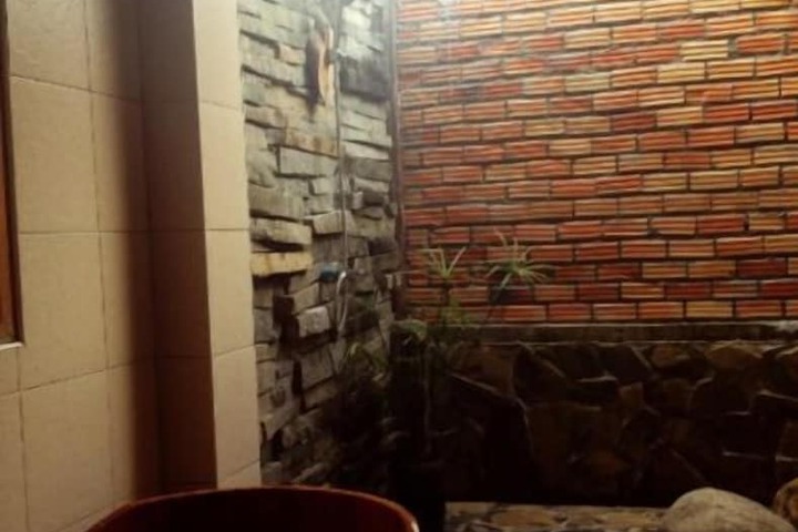 Room 11 of 18