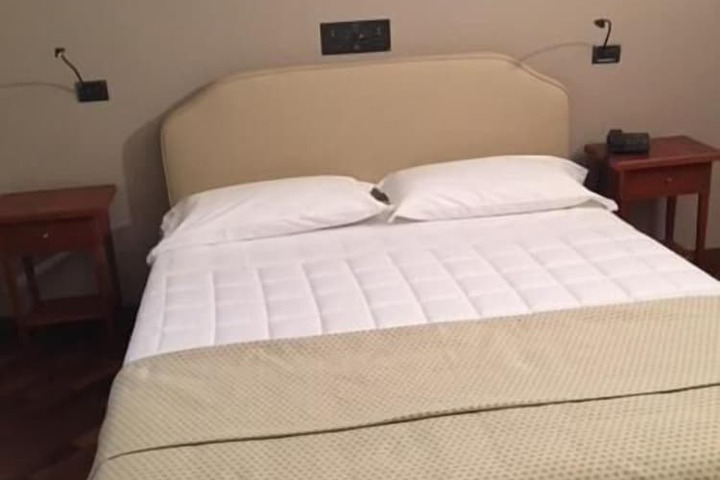Room 6 of 12