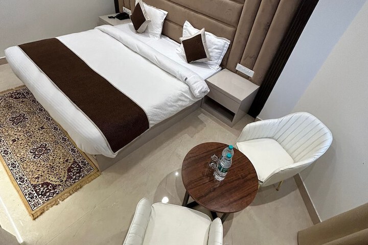 Room 16 of 40