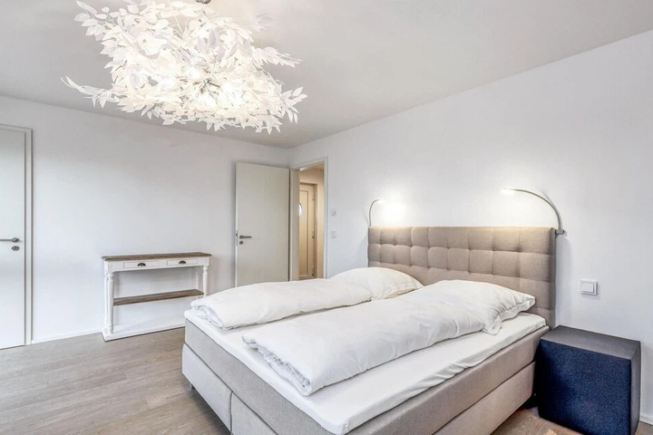 Room 6 of 18