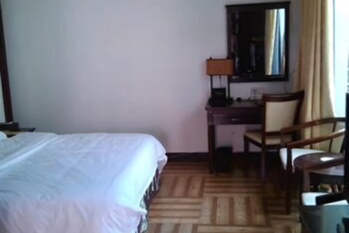 Room 2 of 8