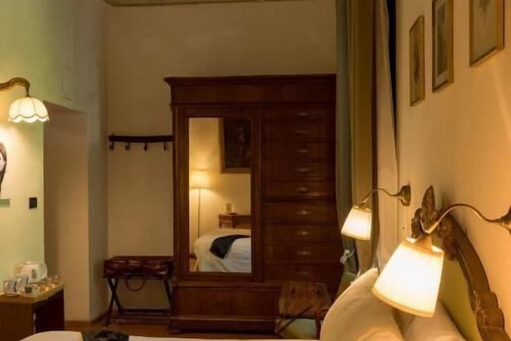 Room 2 of 63