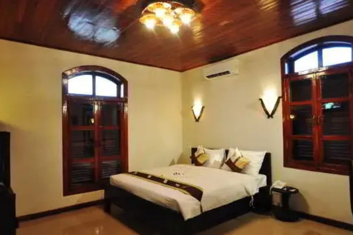 Room 5 of 16