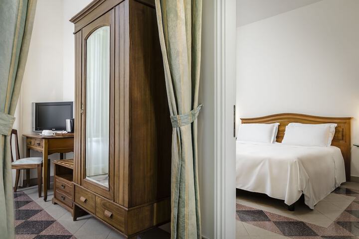 Room 10 of 98
