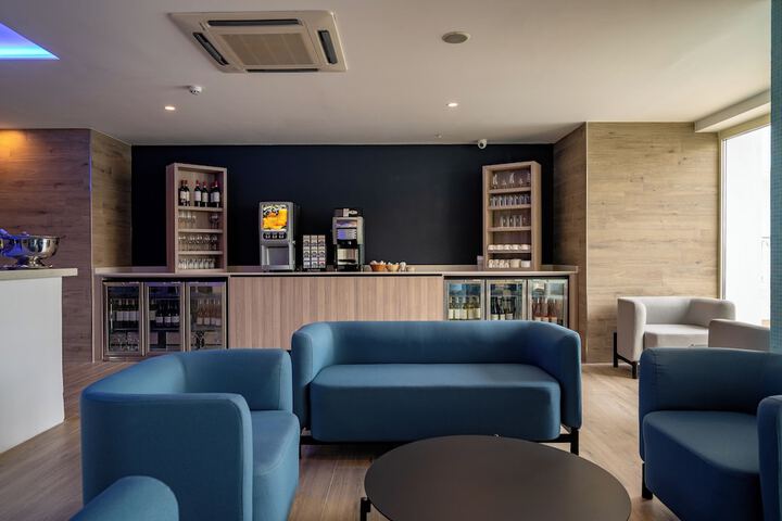 Lounge 53 of 57