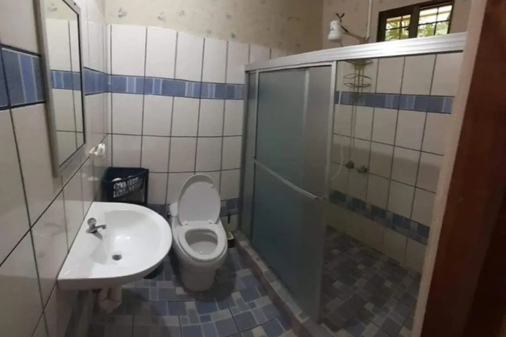 Room 6 of 12